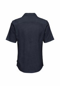 Camisa de manga corta en tejido azul marino oscuro con una textura suave, que presenta un cuello clásico y un dobladillo recto. El diseño de la parte posterior es simple y limpio.
