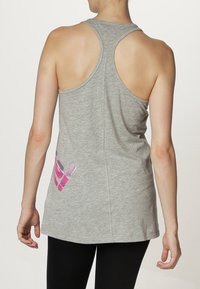 Grijze mouwloze tanktop met racerback-ontwerp, met een kleurrijk grafisch patroon aan de onderlinkerzijde, gemaakt van zachte stof.