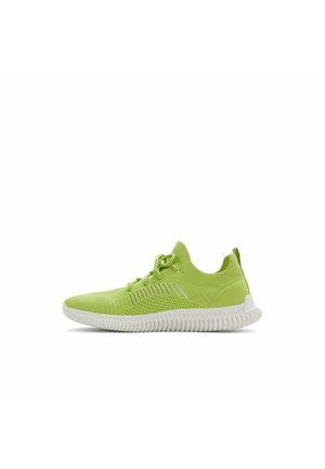 Jasnozielony, dziergany, sportowy sneaker z sznurowadłami i białą, teksturowaną, elastyczną podeszwą, widok z boku na białym tle.