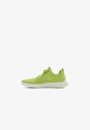 Zapatilla deportiva tejida de color verde claro con cordones y suela flexible blanca texturizada, vista lateral sobre fondo blanco.