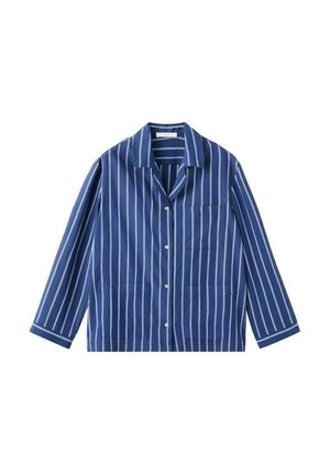 Chemise bleue à boutons avec rayures verticales blanches, manches longues, col et poche poitrine, posée à plat sur un fond blanc.