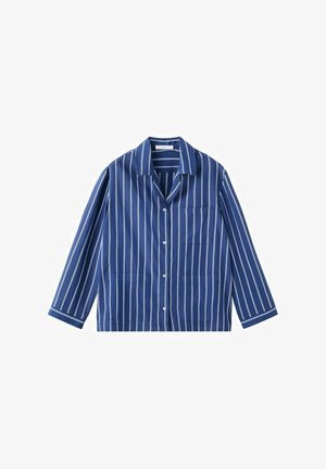 Chemise bleue à boutons avec rayures verticales blanches, manches longues, col et poche poitrine, posée à plat sur un fond blanc.