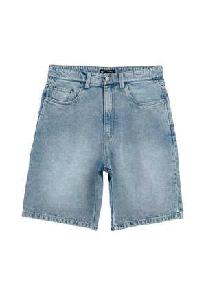 Jasnoniebieskie krótkie spodenki dżinsowe z przodu na guziki i zamek błyskawiczny, szlufki na pasek oraz pięciokieszeniowy fason, ułożone na płasko na białym tle.