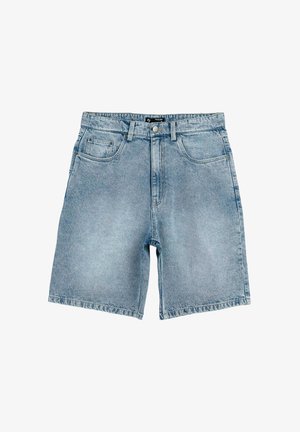 Jasnoniebieskie krótkie spodenki dżinsowe z przodu na guziki i zamek błyskawiczny, szlufki na pasek oraz pięciokieszeniowy fason, ułożone na płasko na białym tle.