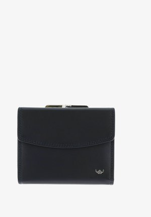 Portefeuille compact en cuir noir avec fermeture à rabat, coutures visibles, petit logo argenté en bas à droite et fermoir métallique en haut.