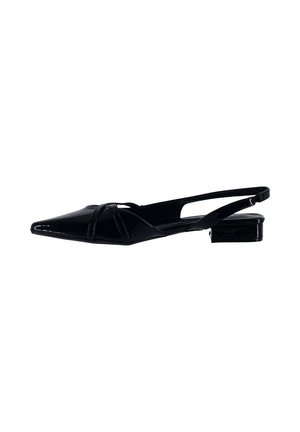 Scarpa slingback in pelle verniciata nera con punta a punta, tacco basso a blocco e dettagli ritagliati sui lati.
