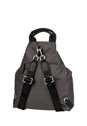 Donkergrijze stoffen rugzak met zwarte verstelbare riemen, metalen sluitingen, bovenhandvat en een horizontale ritszak op het achterpaneel.