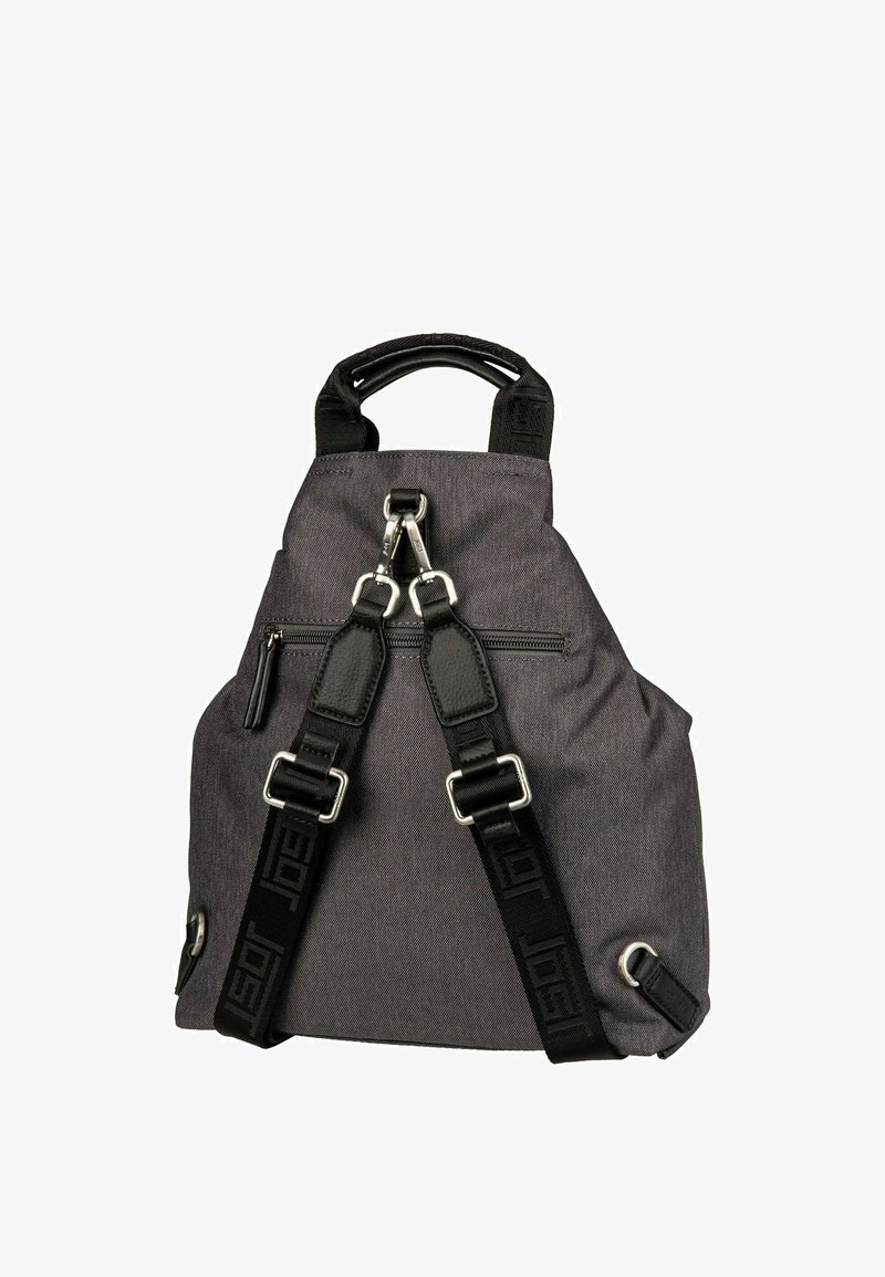 Sac à dos en tissu gris foncé avec bretelles noires réglables, fermoirs en métal, poignée supérieure et une poche zippée horizontale sur le panneau arrière.
