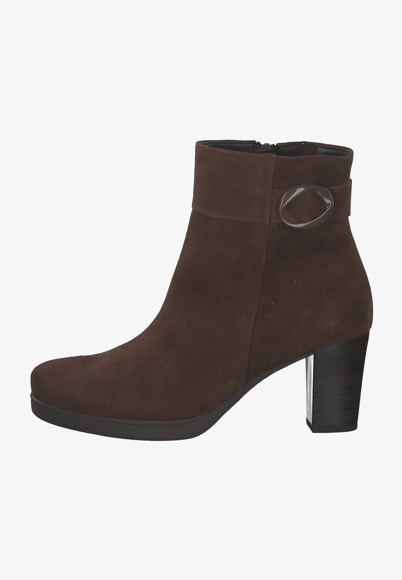 Braune Wildleder-Ankle-Boots mit runder Spitze und Absatz. Besitzt einen dekorativen Riemen mit einem kreisförmigen metallischen Akzent. Glatte Textur.