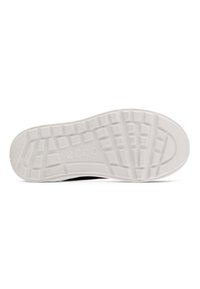 Suola di scarpa in gomma bianca con un motivo di battistrada testurizzato. Il nome del brand "ECCO" è impresso sulla suola, con un design pulito e semplice.