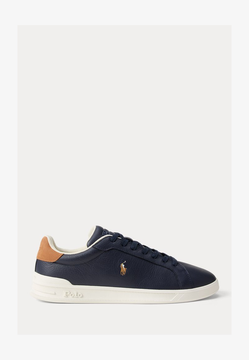 Ναυτικό μπλε δερμάτινο αθλητικό παπούτσι χαμηλού προφίλ με καφέ σουέντ ταμπόν στη φτέρνα, λευκή σόλα, ναυτικό μπλε κορδόνια και κεντημένο λογότυπο Polo στο πλάι.