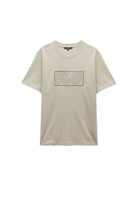Beige bomulds T-shirt med korte ærmer, der har et rektangulært grafisk tekstdesign i sort på forsiden. Enkelt rund halsudskæring.