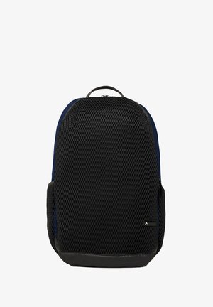 Sac à dos en mesh noir avec des accents en tissu bleu marine, forme structurée, poches latérales doubles, poignée supérieure et logo discret sur le bas du devant.