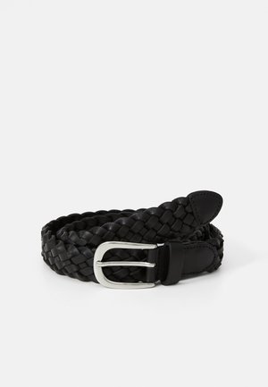 Ceinture en cuir tressé noir avec une boucle en métal argenté, présentant une texture lisse et une pointe effilée. Design classique adapté à diverses tenues.