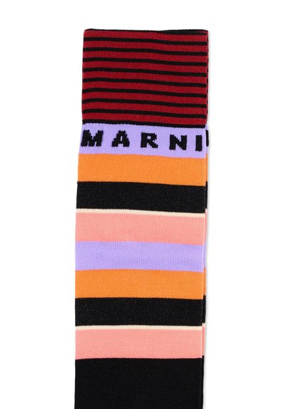 Écharpe en tricot pliée avec des rayures horizontales rouges, noires, lavande, orange et roses, portant le mot "MARNI" en noir sur une bande lavande.