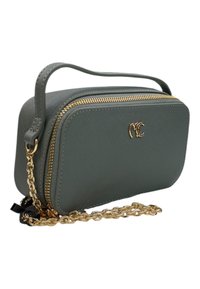 Borsa a mano in pelle sintetica verde con texture, zipper color oro, tracolla a catena e dettaglio con logo. Forma rettangolare con manico.