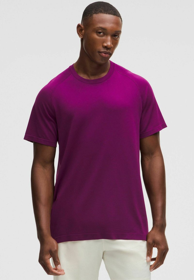 Kortærmet crew neck t-shirt i livlig lilla stof, med et tekstureret mønster og en afslappet pasform. Glat halsudskæring og sømme.