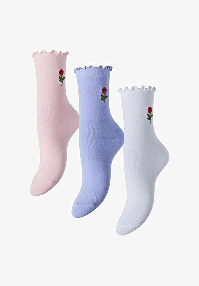 Tre coppie di calze lunghe nei colori rosa, lavanda e bianco, con bordi ondulati e disegni di rose rosse ricamati su ciascuna calza.