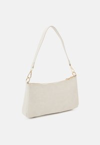 Biała torebka kopertowa z sztucznej skóry, z teksturowanym wzorem krokodyla, o smukłym kształcie i pojedynczym, regulowanym pasku z metalowymi akcentami w kolorze złotym.