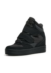 Sneaker alta nera in materiali suede e mesh, con tre fasce in velcro, punta rotonda e suola texturizzata.