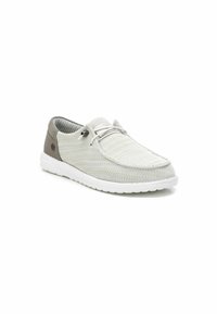 Zapato casual gris claro con parte superior de tela texturizada, diseño de cordones y suela de goma blanca. Incluye un acento contrastante color marrón claro en el talón.