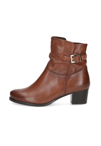 Bota de piel marrón hasta el tobillo con un diseño informal, detalle de hebilla plateada y tacón apilado. Textura suave y punta redondeada.