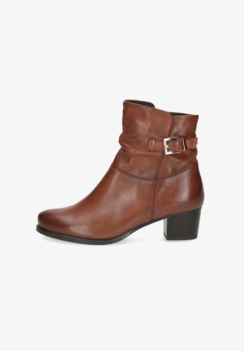Hnědá kožená kotníková bota se skládajícími designem, stříbrným detailem s přezkou a vysokým podpatkem. Hladký povrch a zaoblená špička.