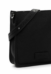 Borsa a tracolla in pelle nera con finitura testurizzata, tracolla regolabile e un piccolo logo impresso sulla parte anteriore. Accessori in metallo argentato.