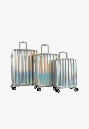 Drei Hartschalenkoffer in verschiedenen Größen mit einer glänzenden, irisierenden Oberfläche, vertikaler Riffelung und vier Rollen für Mobilität.