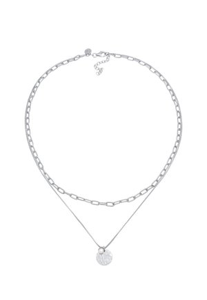 Collier double couche en argent avec une chaîne à maillons allongés et une chaîne fine tenant un pendentif rond martelé orné d'une petite perle.