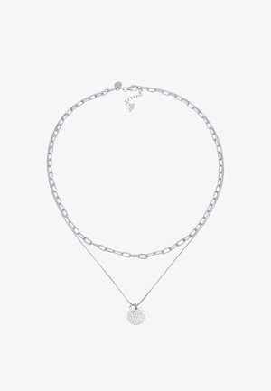 Collier double couche en argent avec une chaîne à maillons allongés et une chaîne fine tenant un pendentif rond martelé orné d'une petite perle.