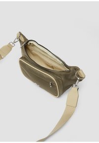 Prostokątna torba w metalizowanym oliwkowo-zielonym materiale z beżowymi akcentami, zapięcie na zamek, wewnętrzna kieszeń i odpinany materiałowy pasek.