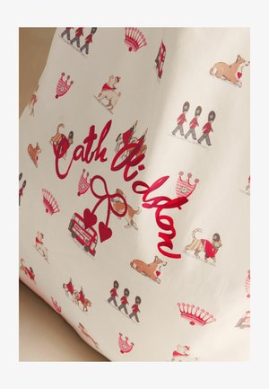 Kissen mit rotem Schriftzug "Cath Kidston", verziert mit Illustrationen von Londoner Wachen, Corgi-Hunden, Kronen und Doppeldeckerbussen.