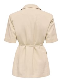 Blazer beige à manches courtes avec col et une fine ceinture cintrant la taille, vu de dos.