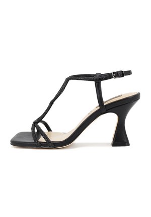 Sandal con tacco nero a punta quadrata, caratterizzato da un design decorativo della cinghia e una finitura lucida. Il tacco ha uno stile affusolato.