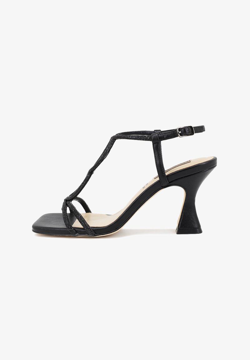 Sandal con tacco nero a punta quadrata, caratterizzato da un design decorativo della cinghia e una finitura lucida. Il tacco ha uno stile affusolato.