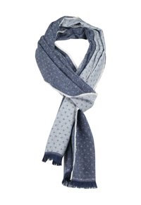 Écharpe tricotée en bleu marine avec un design dégradé. Elle présente un motif géométrique, des bords frangés et une texture douce.