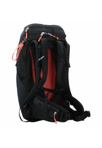 Schwarzer und roter Rucksack mit Netzpolsterung, verstellbaren Trägern, zwei mit Reißverschluss versehenen Fächern und einer strukturierten Seitenfläche. Die Reißverschlusszüge sind orange.