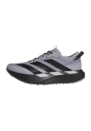 Baskets de sport gris et noir avec lacets noirs, trois bandes diagonales sur le côté, semelle épaisse noire et languette au talon avec marquage AMG.