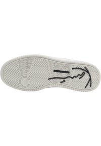 Suela de goma blanca con patrones de agarre texturizados. Presenta un logotipo característico en negro, con un detalle circular y un diseño de banda de pez.