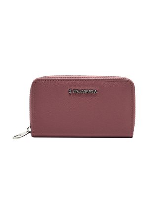 Portefeuille rectangulaire en matériau synthétique texturé mauve, avec un logo argenté à l'avant et une fermeture éclair avec un tirant en métal.
