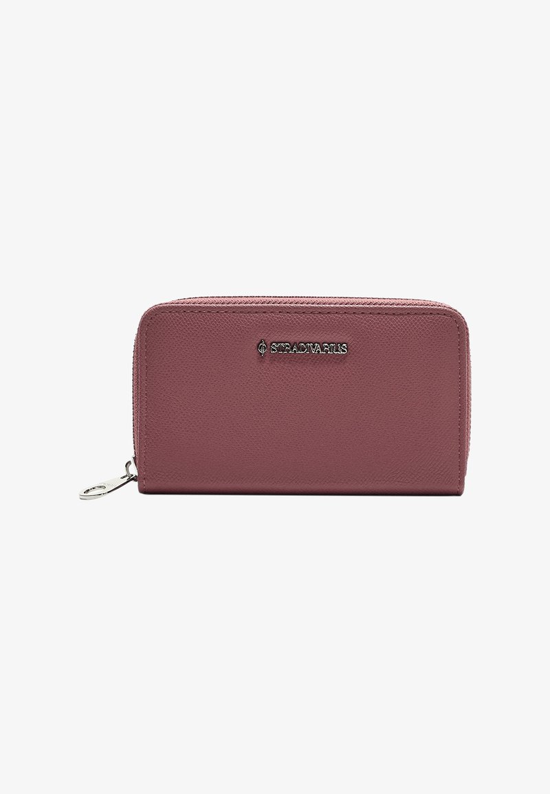 Portefeuille rectangulaire en matériau synthétique texturé mauve, avec un logo argenté à l'avant et une fermeture éclair avec un tirant en métal.