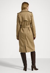 Lauren Ralph Lauren Petite WATER REPELLENT BELTED TWILL TRENCH COAT - Trenčkot - birch tan