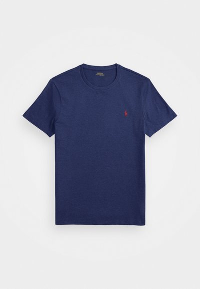 Mørkeblå bomulls t-skjorte med rund hals, korte ermer og en liten rød brodert logo på brystet. Glatt tekstur.