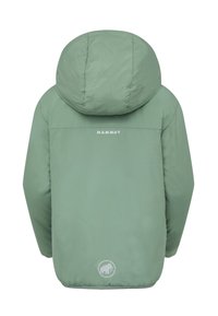 Giacca verde leggera con cappuccio. Presenta un design semplice; sul retro è visibile il marchio "Mammut" e un sottile logo di mammut vicino all'orlo.