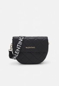 Černá prošívaná kabelka přes rameno s klopou, zlatými kovovými doplňky a odnímatelným popruhem s bílým nápisem "VALENTINO".