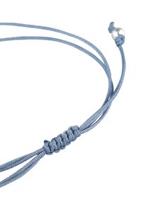 Blauwe gevlochten koordarmband met verstelbare sluiting, voorzien van een glad metalen kraaltje en een geknoopt middelpunt voor een veilige pasvorm.