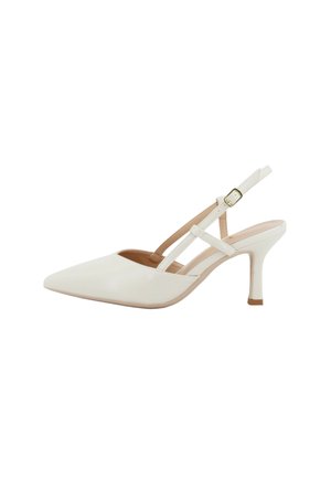 Décolleté slingback bianco con punta appuntita, tacco alto, sottili cinturini e una piccola fibbia dorata su sfondo semplice.