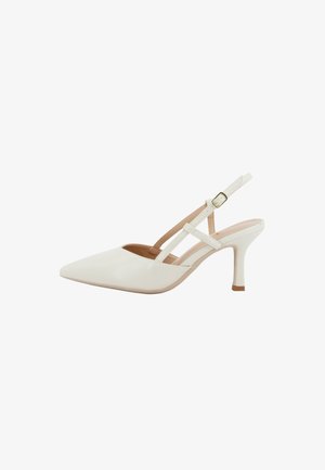 Décolleté slingback bianco con punta appuntita, tacco alto, sottili cinturini e una piccola fibbia dorata su sfondo semplice.