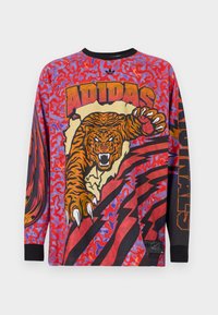 ADILENIUM SEASONAL 3 LONG SLEEVE GRAPHIC - Topper langermet - better scarlet energy ink crew orange black